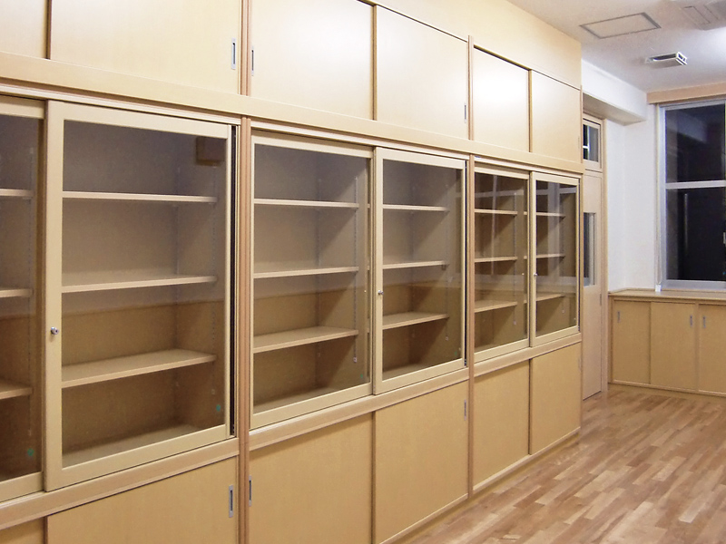 木質化した内装に調和する家具1